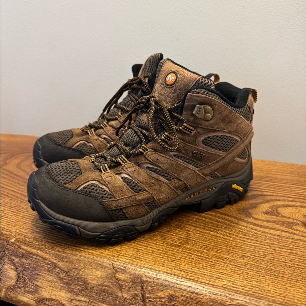 Merrell men’s size 9 Moab 3 mid boots brown.